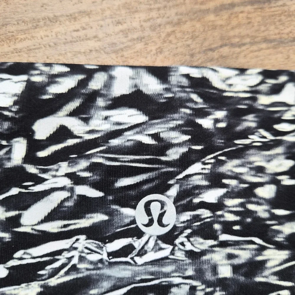 Lululemon High Rise Leggings Size 2 Black White Abstract Print Yoga Pants L Gym